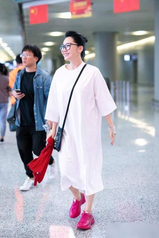 纯红色运动鞋_红色运动鞋怎么穿搭_红色运动鞋
