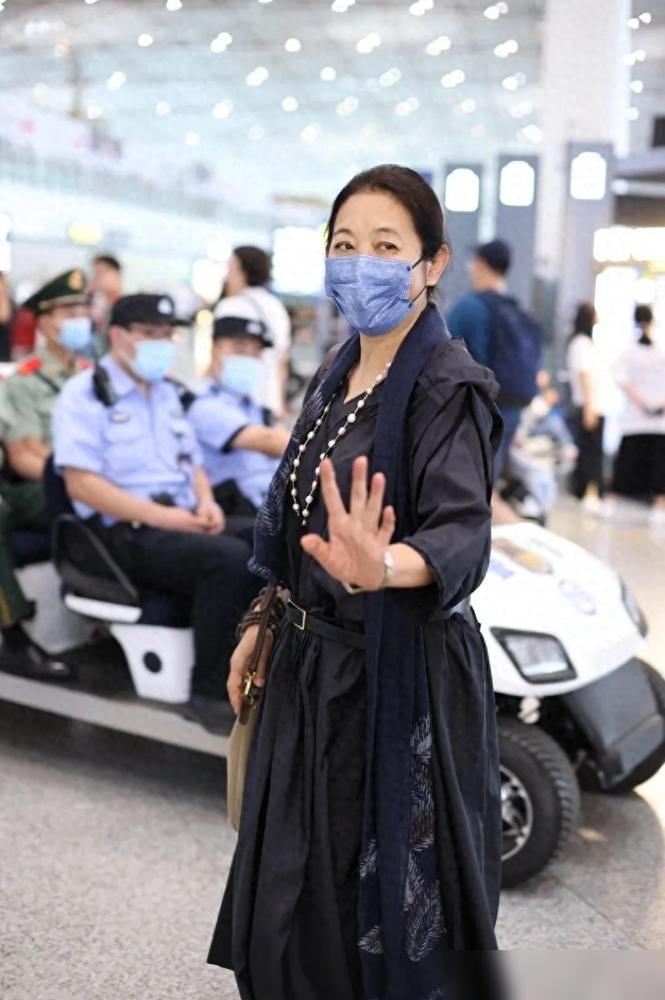纯红色运动鞋_红色的运动鞋_红色运动鞋