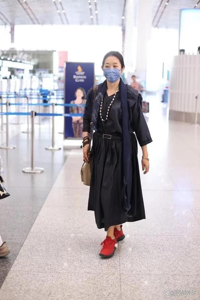 红色运动鞋怎么穿搭_纯红色运动鞋_红色运动鞋
